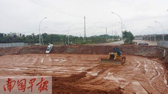 轿车凌晨误入工地扎进大坑 车上两人自行脱困(图)