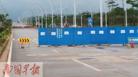 轿车凌晨误入工地扎进大坑 车上两人自行脱困(图)