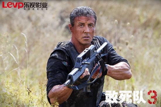 两张全新剧照,包括主演史泰龙持枪特写及李连杰,施瓦辛格,杰森斯坦森