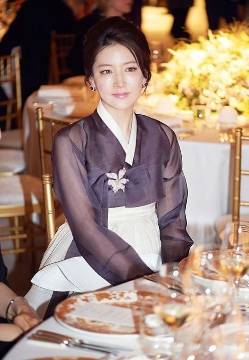 李英爱着紫色薄纱韩服出席活动 显优雅大气(图)-中新网