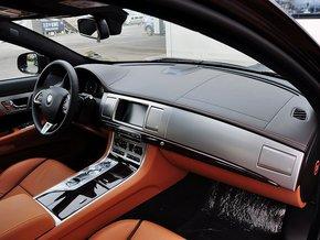 捷豹 XF 2.0T 中控台右侧