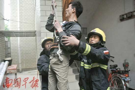 桂林一男子凌晨挂在三楼墙外 自称“被追杀”(图)