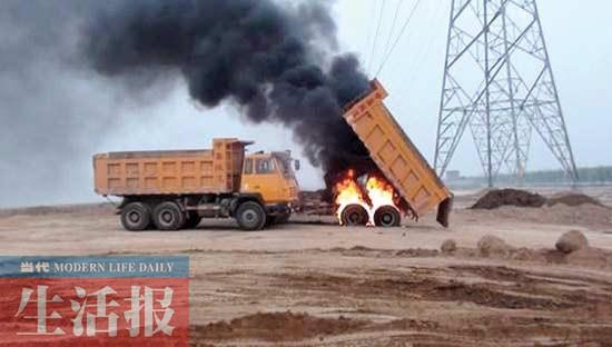 泥头车在高压线下作业 致高压电对地放电跳闸(图)