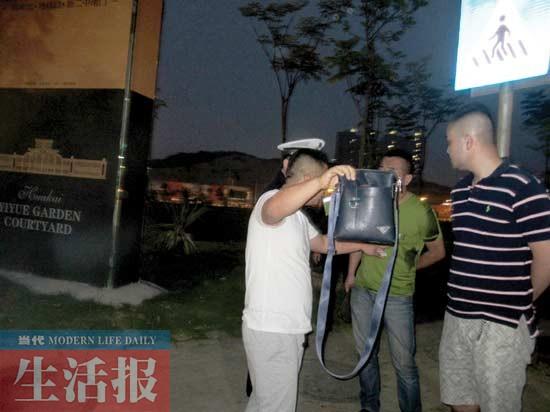 泥头车撒野冲4道关卡还撞警车 加大油门逃走(图)