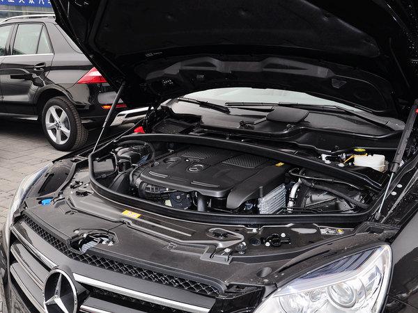 奔驰(进口) R350L 4MATIC 发动机主体特写