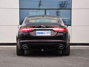 捷豹 XF 2.0T 车辆正后方尾部视角