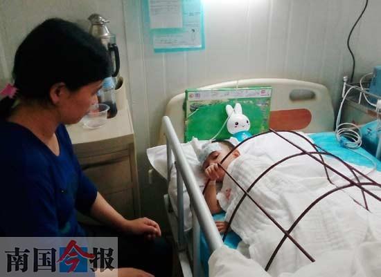 留守儿童被开水严重烫伤 无钱治疗感染化脓(图)