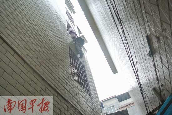桂林一男子凌晨挂在三楼墙外 自称“被追杀”(图)