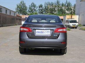 东风日产 1.8 XL CVT 车辆正后方尾部视角