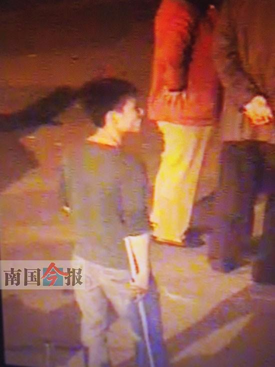 两家人争抢摆摊