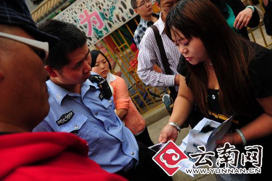 家长报警后,向民警出示医院诊断证明。记者 江洋 摄