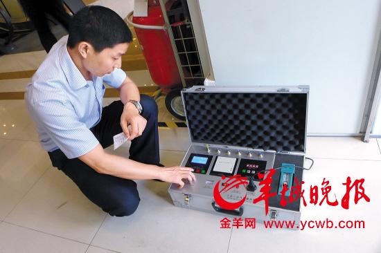 专业人员到达芬奇家居的门店取样