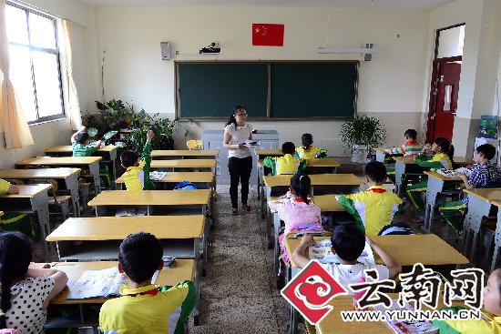 匡山小学四年级6班还有一半学生在上课 记者 翟剑 摄