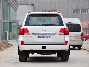 一汽丰田 4.0L AT 车辆正后方尾部视角