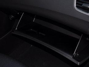 北京现代 1.6L 自动 手套箱整体特写