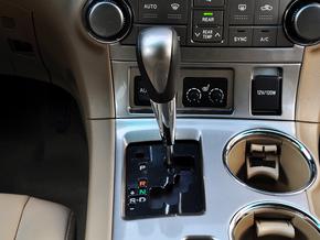 广汽丰田 2.7L 自动 挂档把手特写