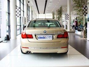 宝马(进口) 730Li 3.0L 车辆正后方尾部视角