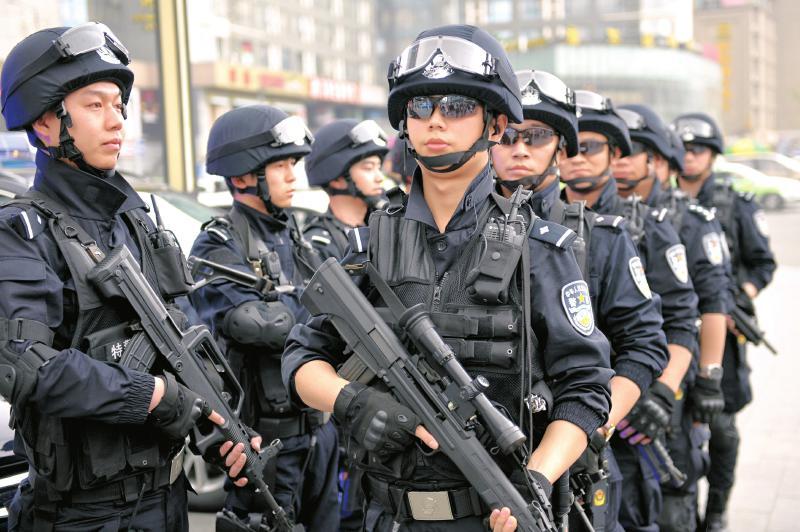 成都组建反恐作战指挥室机关民警配枪训练常态化