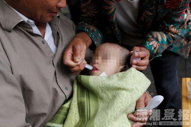 看两岁大“弃婴”可怜 六旬老人借钱为她治病