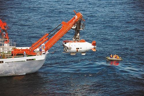 "蛟龙号"潜航员:7000米深海照样发微信(图)