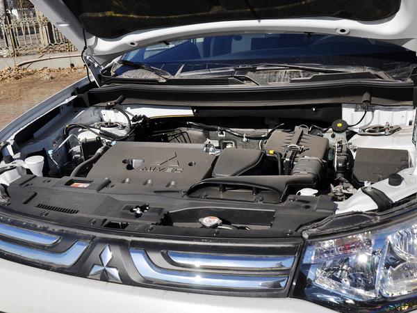 三菱(进口) 2.0l cvt 发动机主体特写
