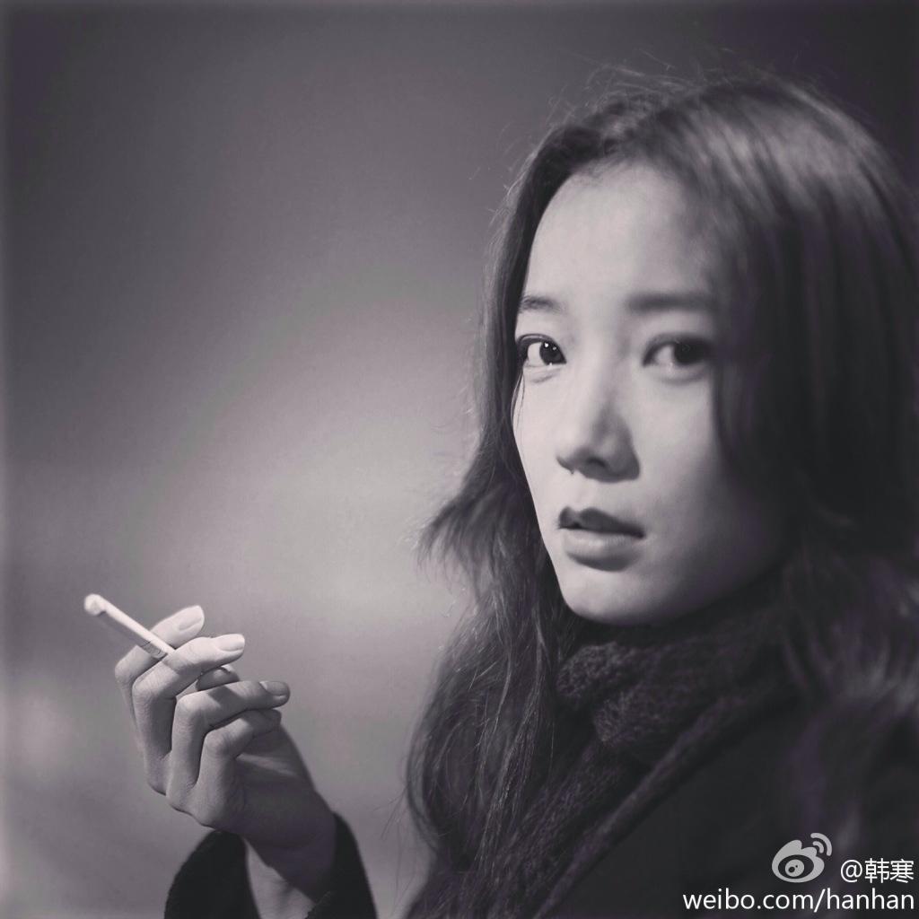 王珞丹确认加盟韩寒新片手拿香烟造型颓靡图
