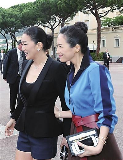 巩俐章子怡同场看秀挽手亮相关系亲密图