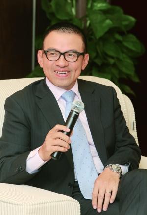 王志,曾经的央视名嘴,由他主持的《面对面》以犀利质疑的风格一度成为