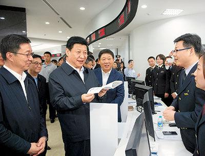 5月23日至24日,中共中央总书记、国家主席、中央军委主席习近平在上海考察调研。这是23日下午,习近平在中国(上海)自由贸易试验区外高桥综合服务大厅与窗口工作人员交谈。 新华社记者 黄敬文摄
