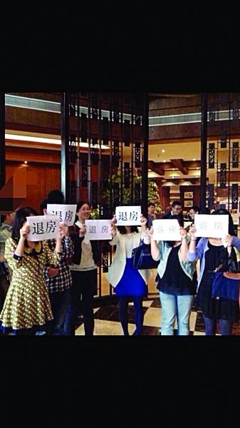 仙林湖两家楼盘的业主聚集维权,举标语要求退房。网络图片