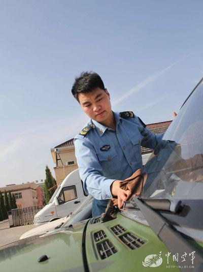 闹市轿车自燃空军上士冒险灭火保住群众巨额财产