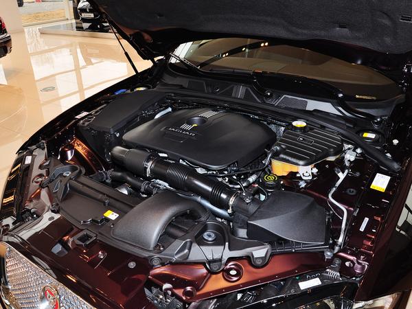 捷豹 xf 2.0t 发动机主体特写