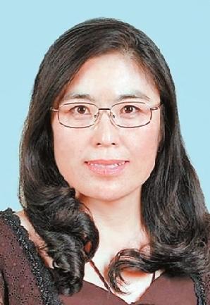 历任云南日报时政部副主任,主任等职.