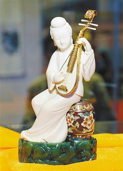 著名微刻大师潘启慧创作的作品——金弦微刻《琵琶行》.