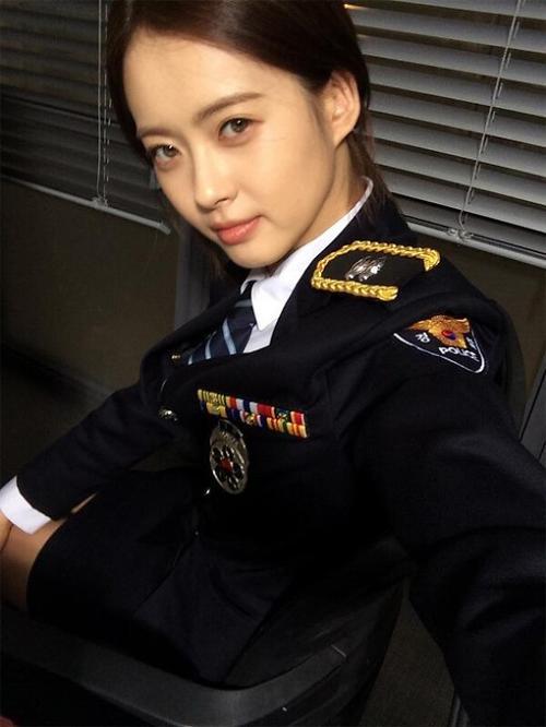 韩星高雅拉甜美自拍曝光穿警服眼神清澈图