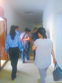 警察质疑医院收费不合理与保安起冲突 院方拒采访