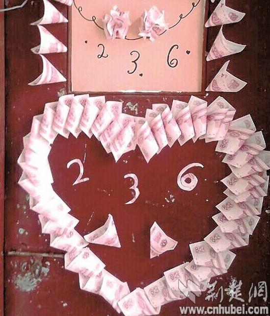 武汉一大学现土豪门寝室门贴满钞票图