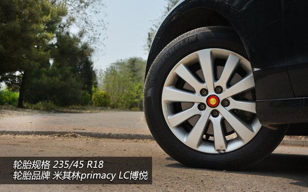 最喜欢的还是车尾毛体的"红旗"二字,潇洒自如.