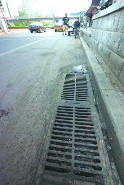 北京东三环下水道里塞满杂物雨季来临居民忧心