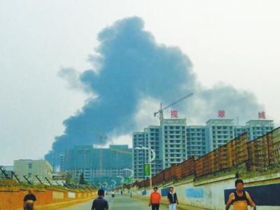洛阳老城区一化工厂凌晨发生爆炸 烟雾高达上百米