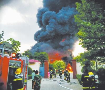 洛阳老城区一化工厂凌晨发生爆炸 烟雾高达上百米