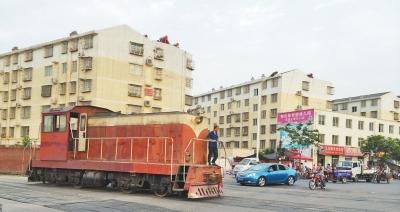 洛阳一面包车撞上火车 废弃铁路线挡道引热议