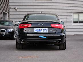 一汽奥迪 50 TFSI 车辆正后方尾部视角