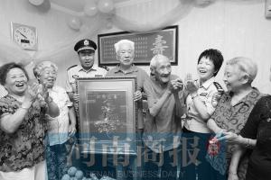 郑州百岁老人过生日 邀请女“片警”吃蛋糕庆祝