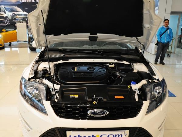 长安福特 2.0T DCT 发动机局部特写