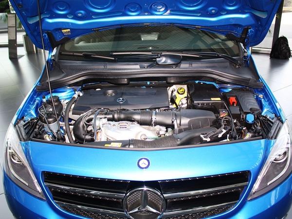 奔驰(进口) b200 1.6t 发动机局部特写