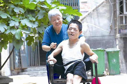 坚强母亲照顾脑瘫儿36载常忙到深更半夜