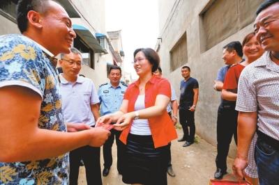 网友为河南夺刀农民点赞 当地政府送2000元慰问金