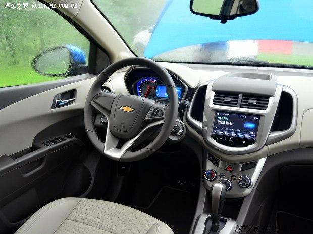 ͨ��ѩ���� ��Ψŷ 2014�� ���� 1.6L AT ���а�