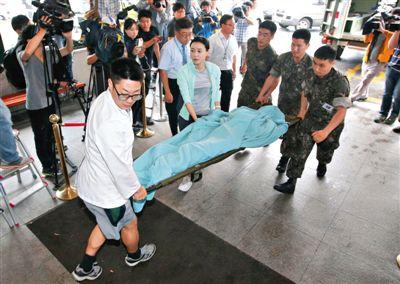 媒体23日拍到的枪击案肇事士兵被抬进医院的场景,但韩国官员爆料称媒体所拍到的是替身。